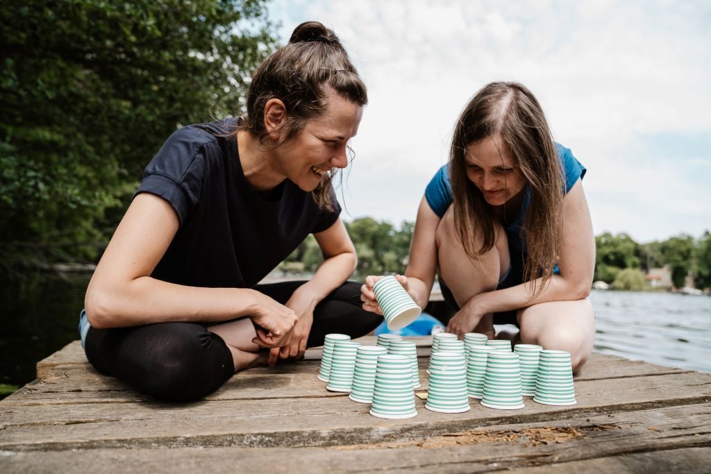 Julia_Sabine_spielen_Memory